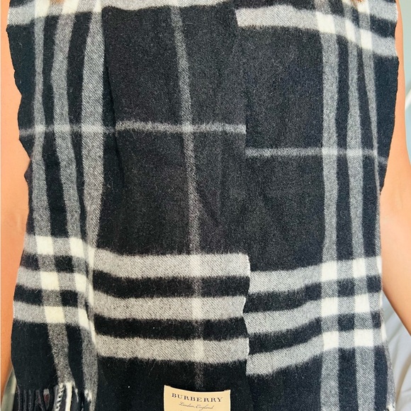 Authentic Burberry 100% cashmere Scarf - Picture 5 of 8